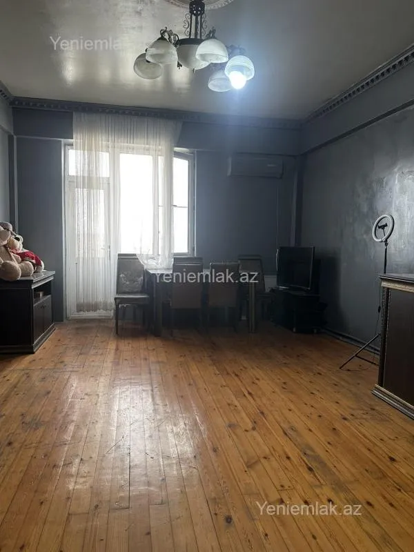Satılır 2 otaqlı köhnə tikili 66 m²