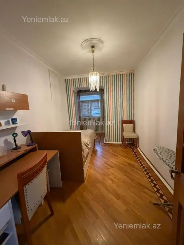 Satılır 4 otaqlı köhnə tikili 100 m²