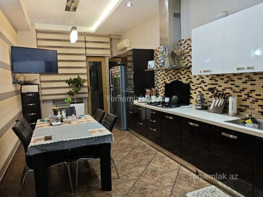 Satılır 4 otaqlı yeni tikili 200.5 m²