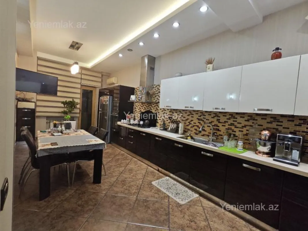 Satılır 4 otaqlı yeni tikili 200.5 m²