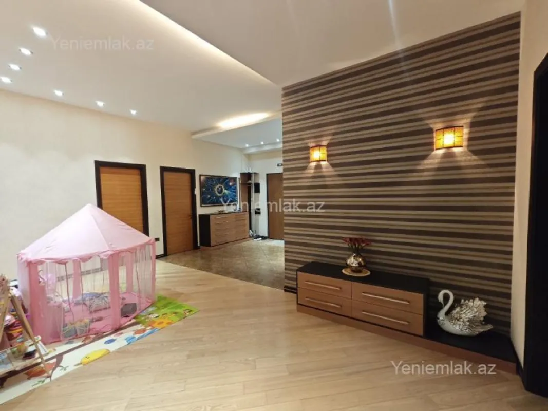 Satılır 4 otaqlı yeni tikili 200.5 m²