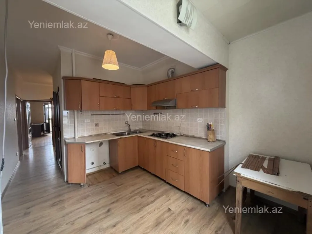 Satılır 4 otaqlı köhnə tikili 112 m²