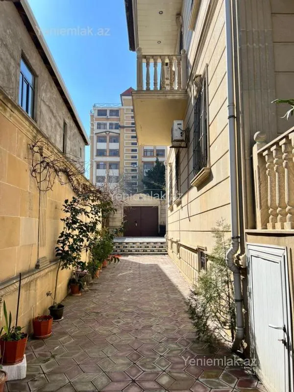 Satılır 9 otaqlı həyət evi 320 m²