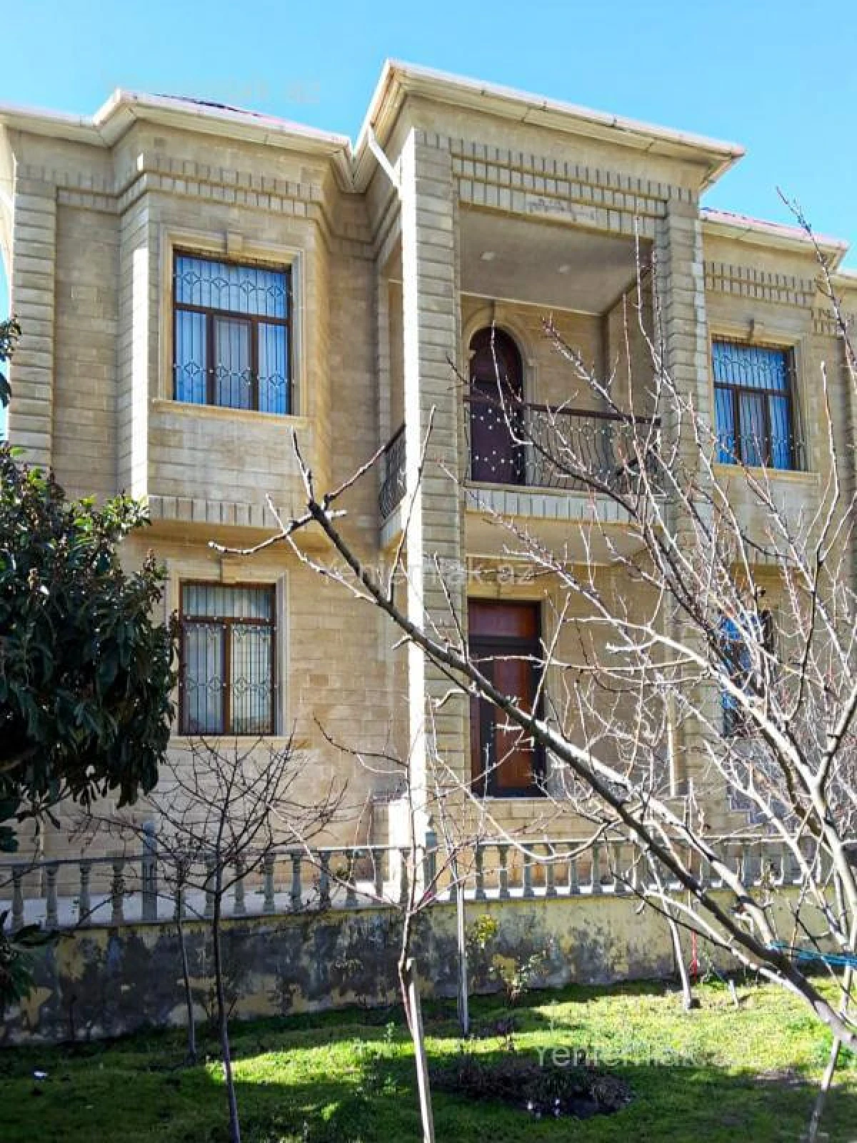 Satılır 8 otaqlı həyət evi 350 m²