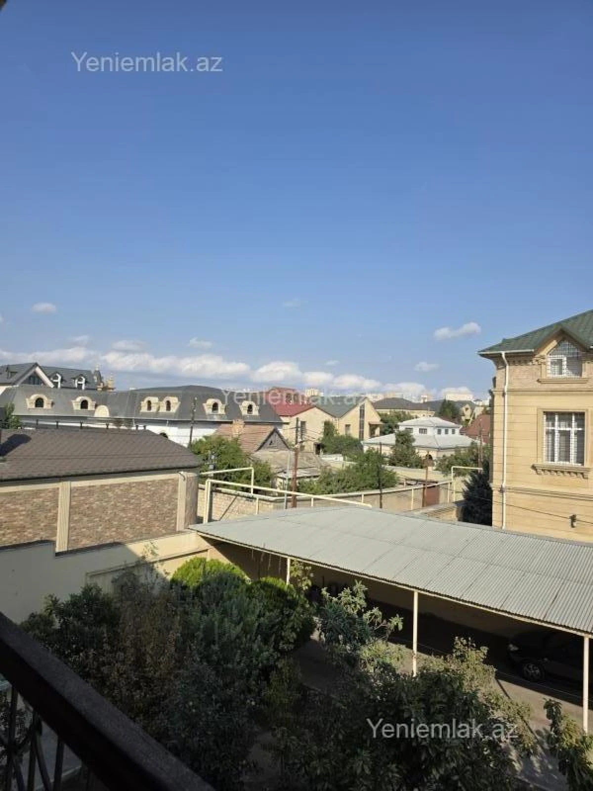 Satılır 8 otaqlı həyət evi 350 m²