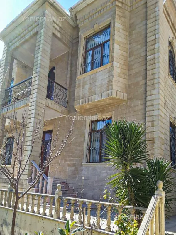 Satılır 8 otaqlı həyət evi 350 m²