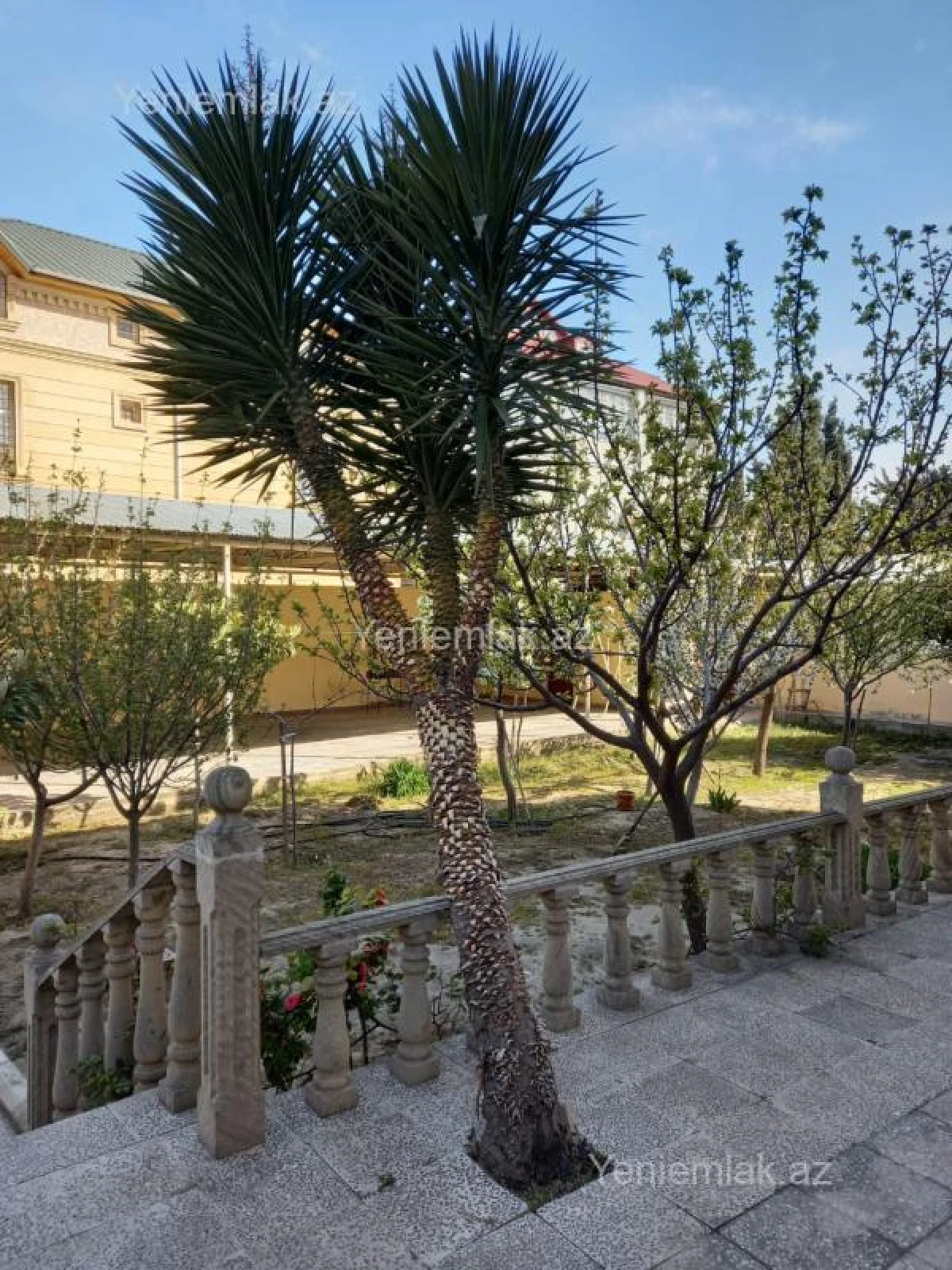 Satılır 8 otaqlı həyət evi 350 m²