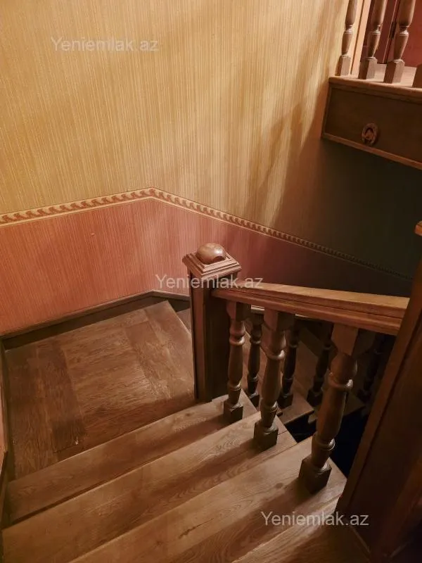 Satılır 8 otaqlı həyət evi 350 m²