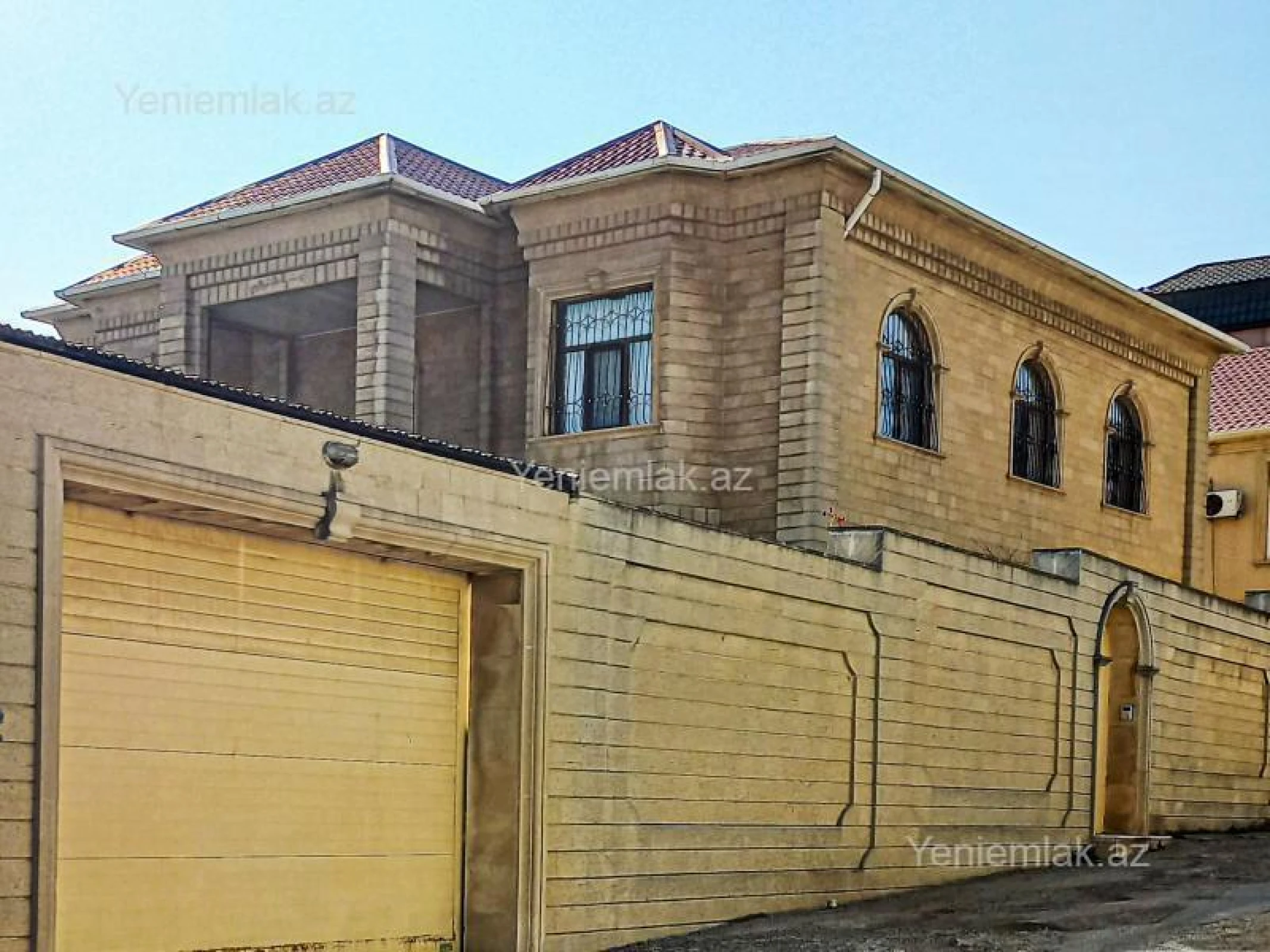 Satılır 8 otaqlı həyət evi 350 m²