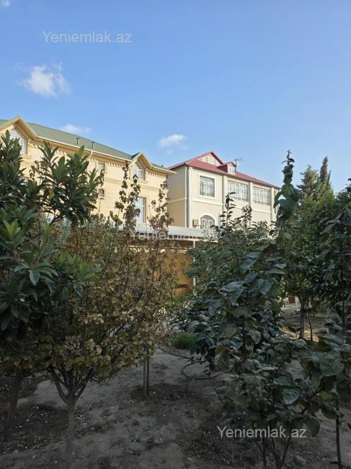 Satılır 8 otaqlı həyət evi 350 m²