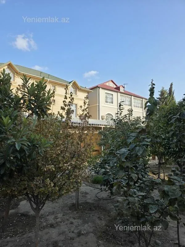 Satılır 8 otaqlı həyət evi 350 m²