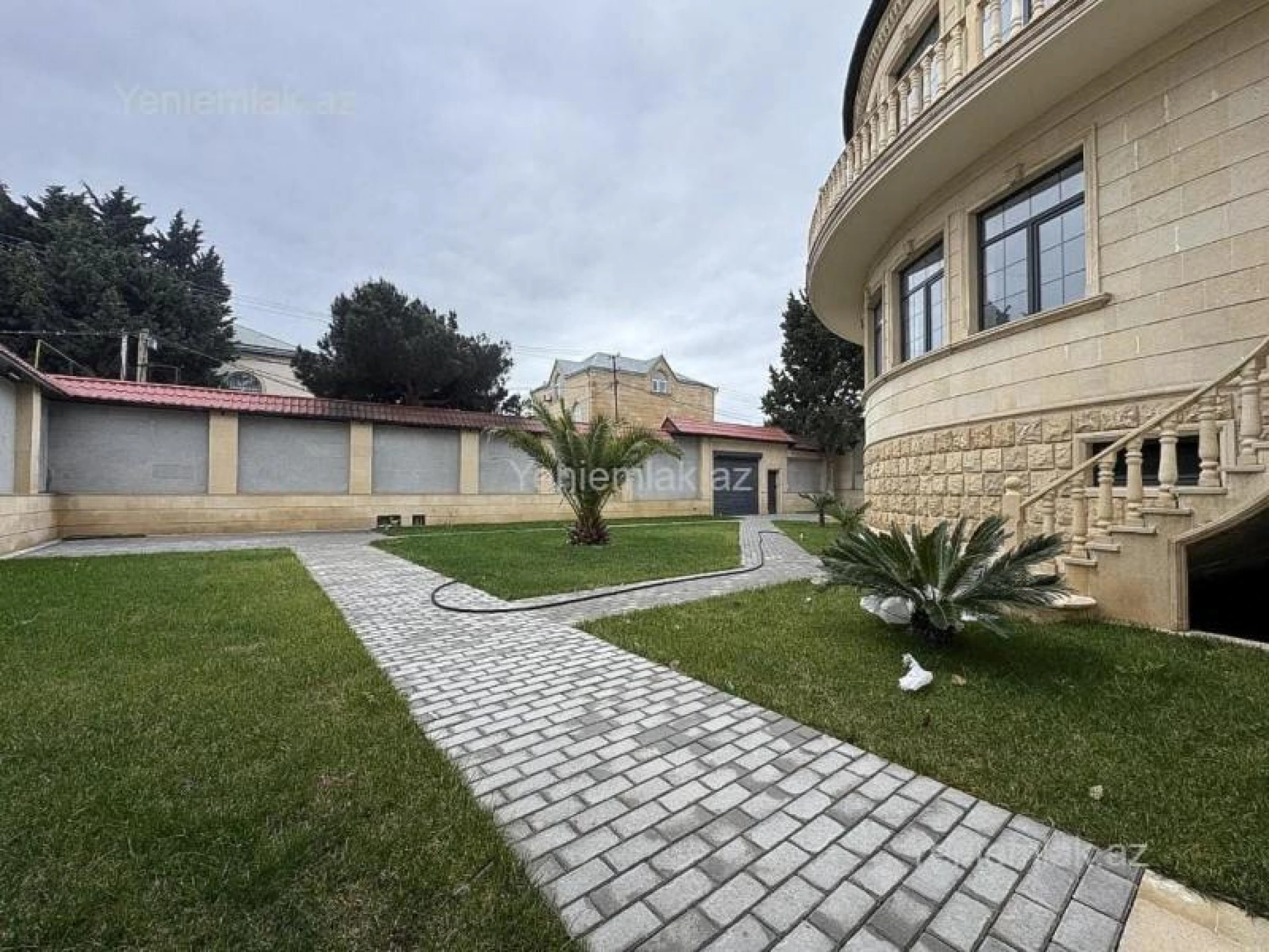 Satılır 8 otaqlı həyət evi 335 m²