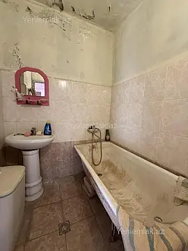 Satılır 3 otaqlı köhnə tikili 100 m²