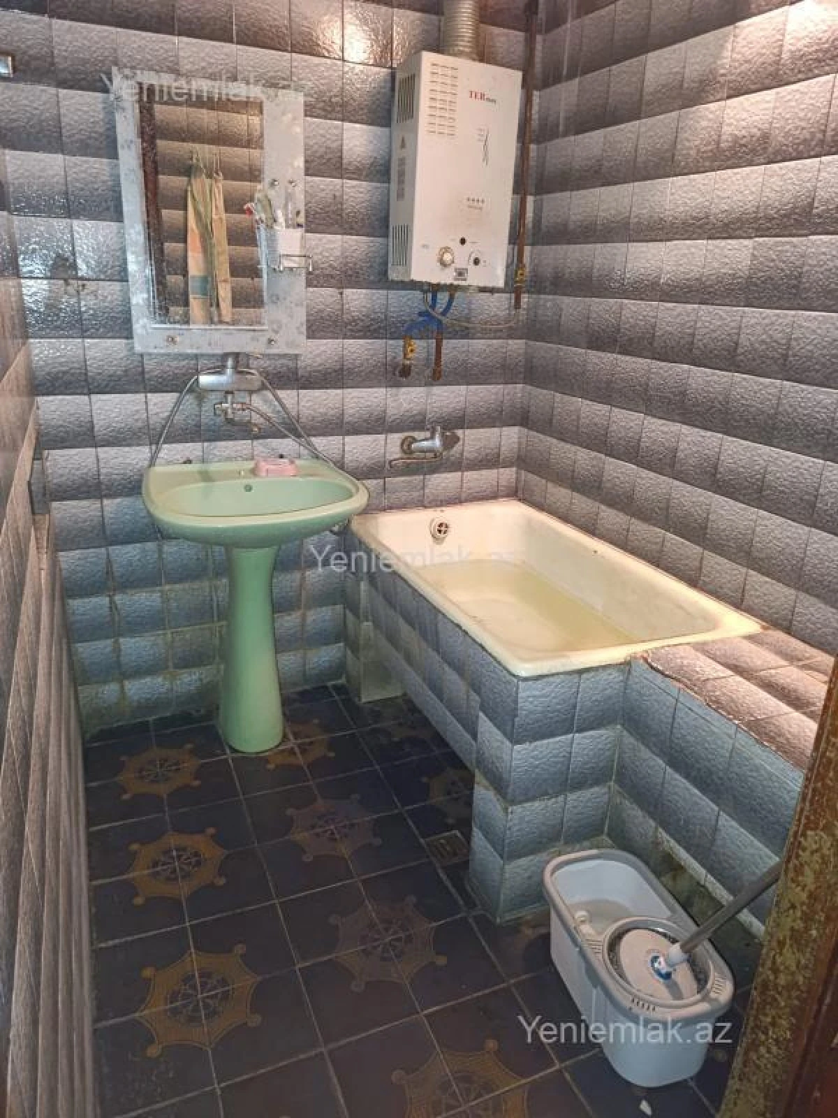 Satılır 4 otaqlı köhnə tikili 100 m²