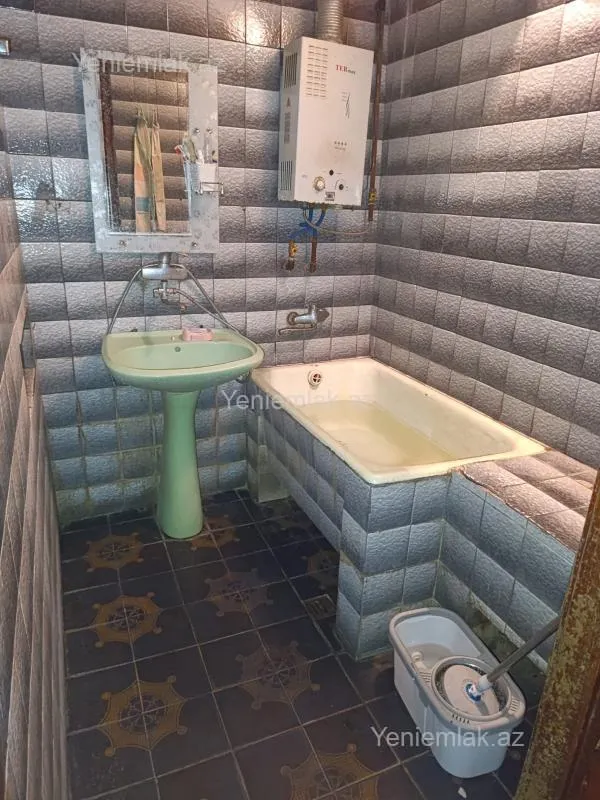 Satılır 4 otaqlı köhnə tikili 100 m²