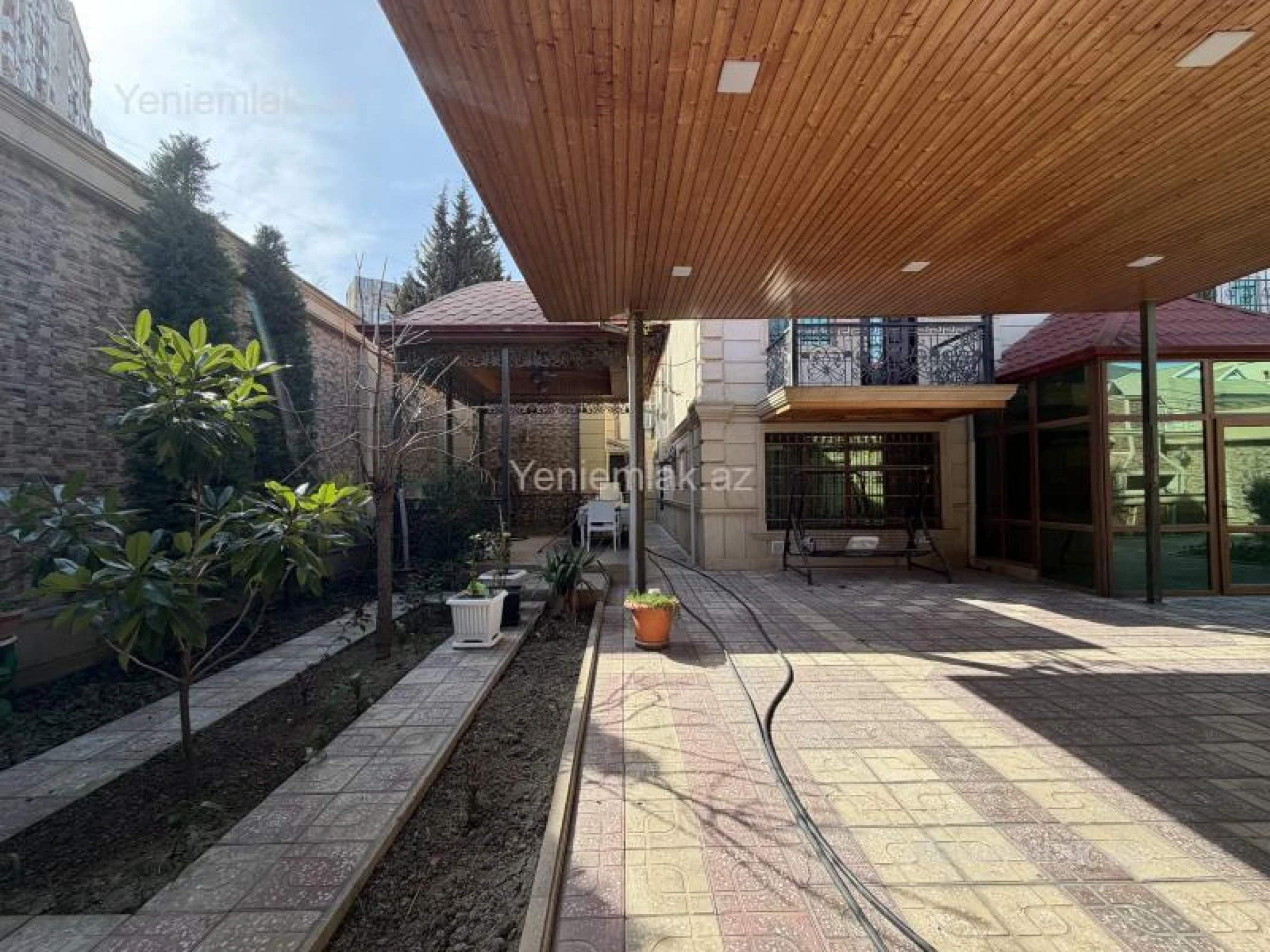Satılır 7 otaqlı həyət evi 300 m²