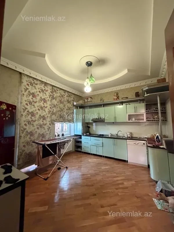 Satılır 7 otaqlı həyət evi 300 m²