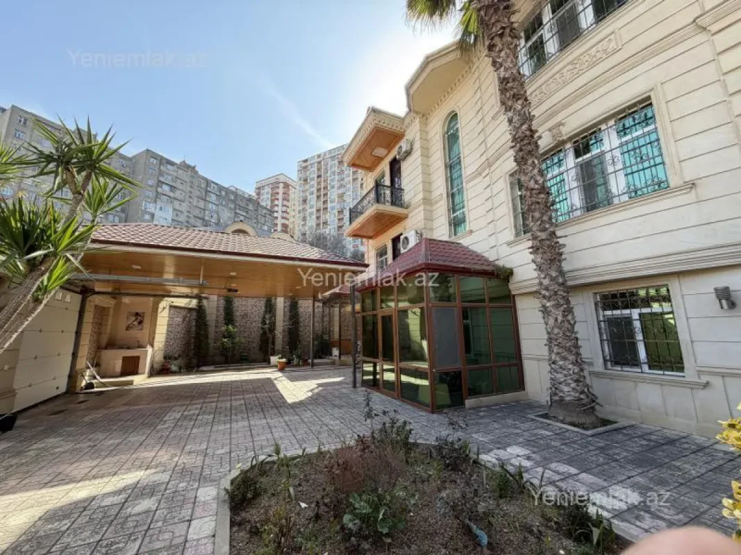 Satılır 7 otaqlı həyət evi 300 m²