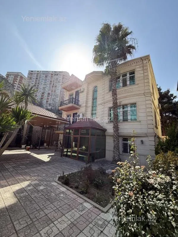Satılır 7 otaqlı həyət evi 300 m²