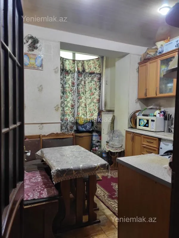 Satılır 4 otaqlı köhnə tikili 100 m²