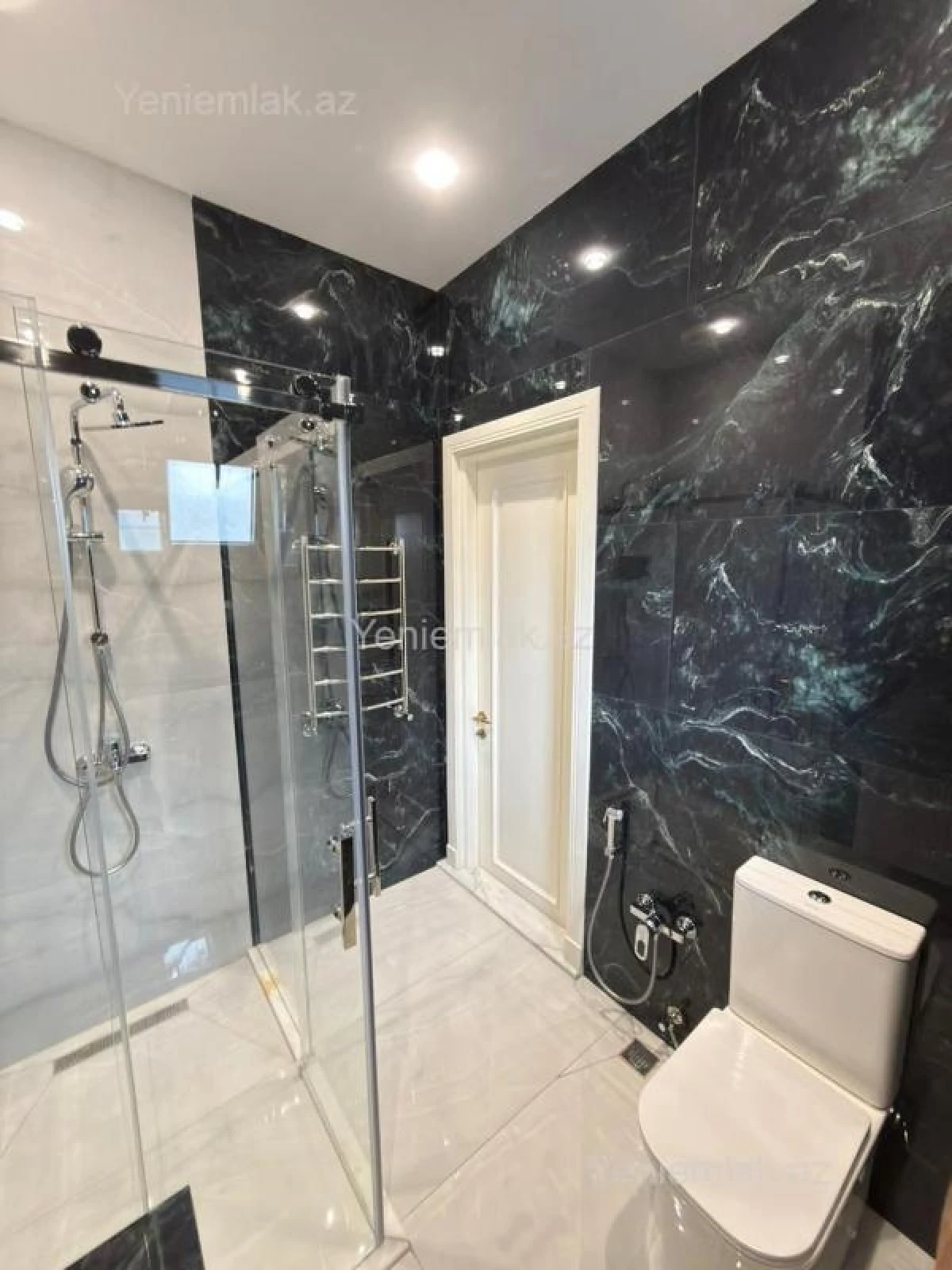 Satılır 5 otaqlı həyət evi 300 m²