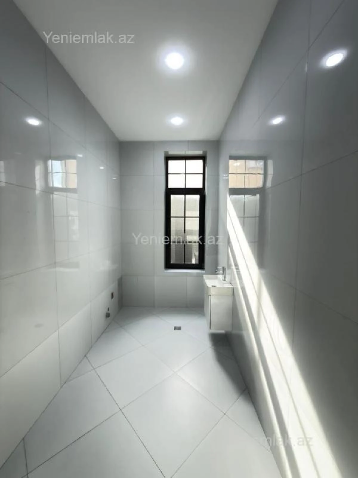 Satılır 5 otaqlı həyət evi 300 m²