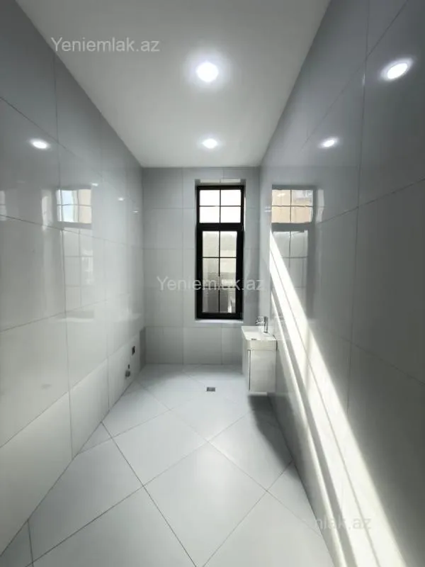 Satılır 5 otaqlı həyət evi 300 m²