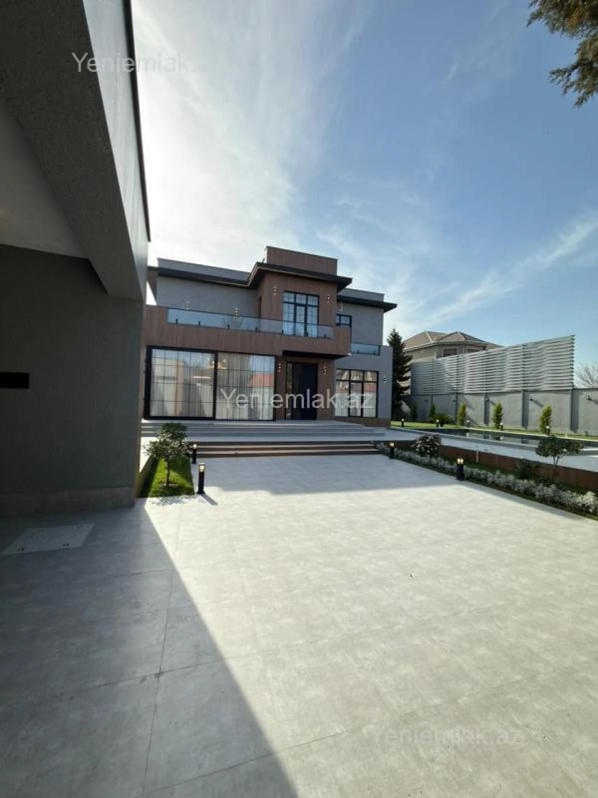 Satılır 5 otaqlı həyət evi 300 m²