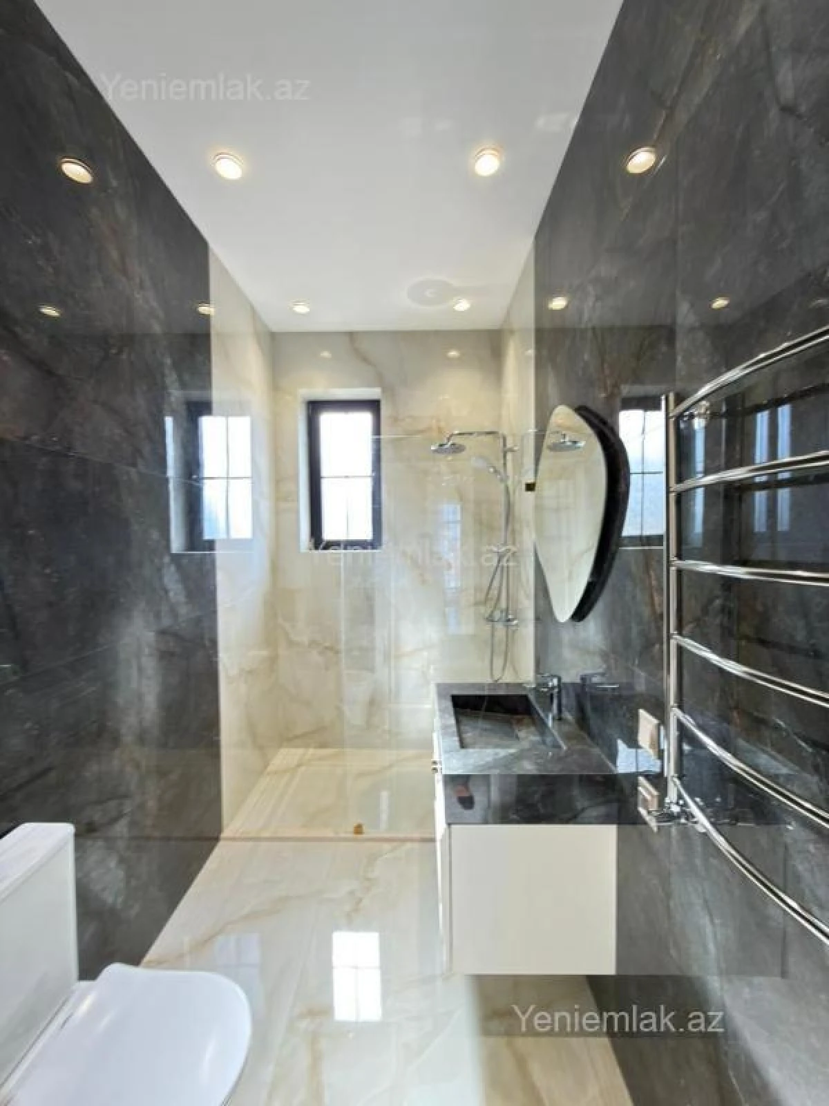 Satılır 5 otaqlı həyət evi 300 m²