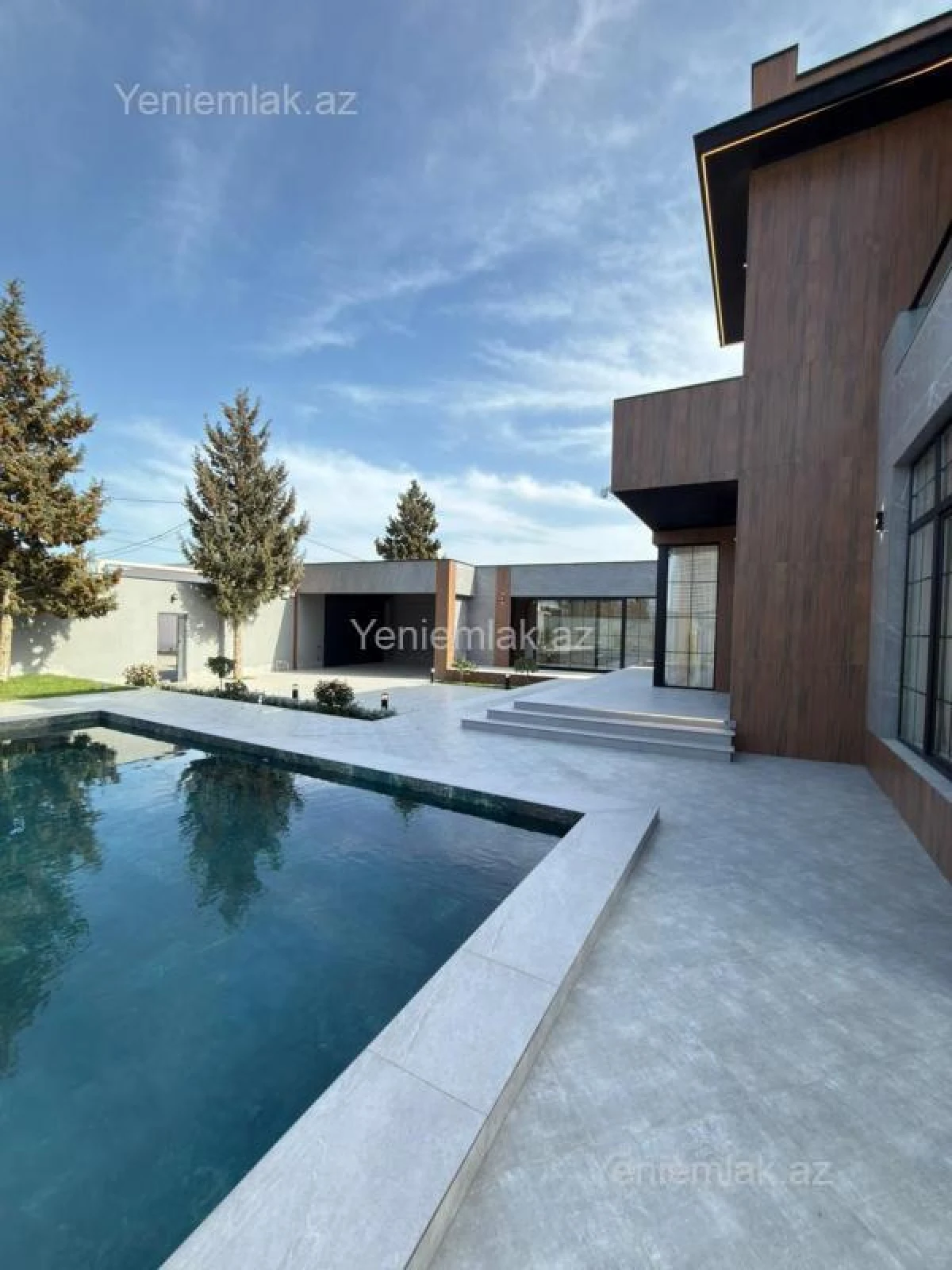 Satılır 5 otaqlı həyət evi 300 m²