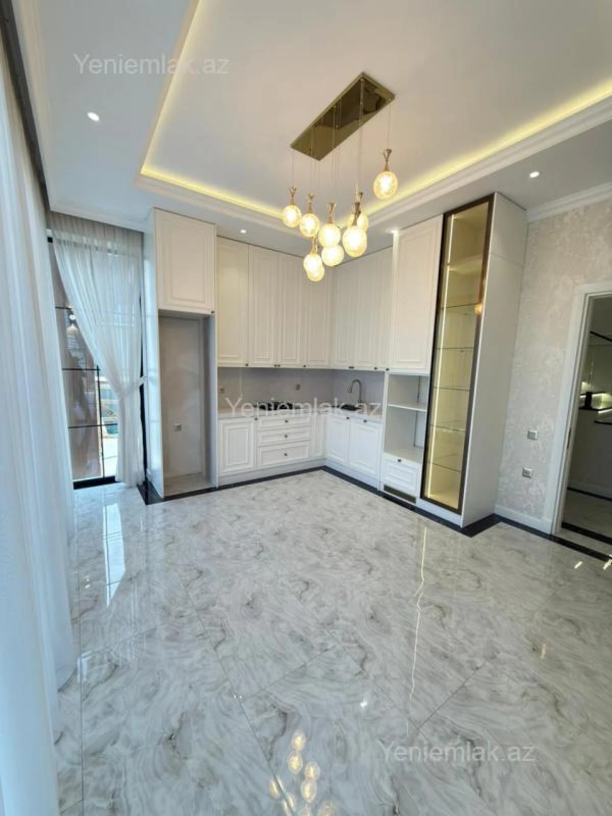 Satılır 5 otaqlı həyət evi 300 m²