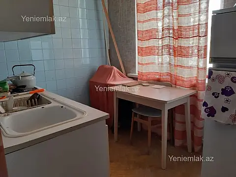 Satılır 1 otaqlı köhnə tikili 42 m²