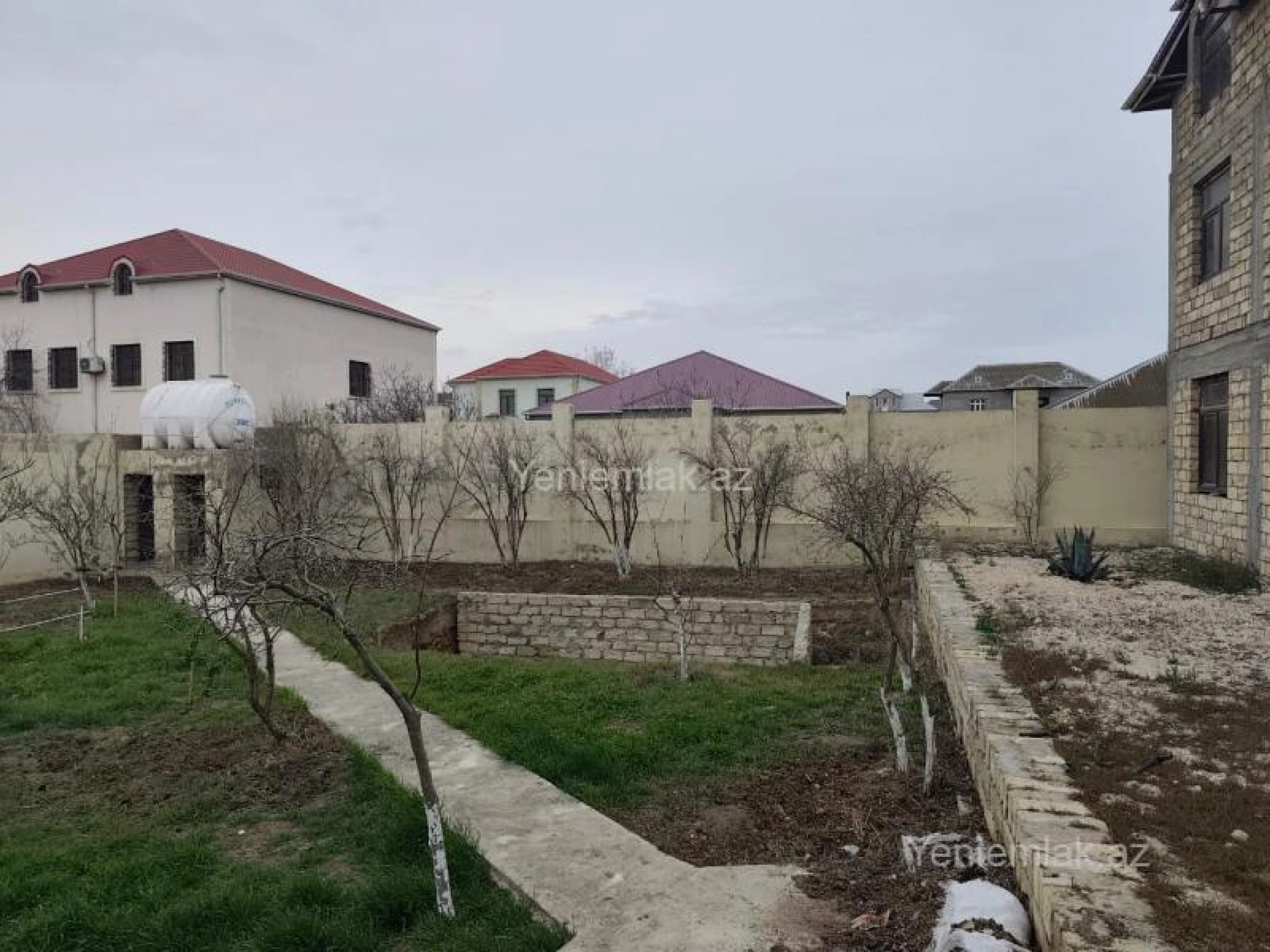Satılır 9 otaqlı həyət evi 450 m²
