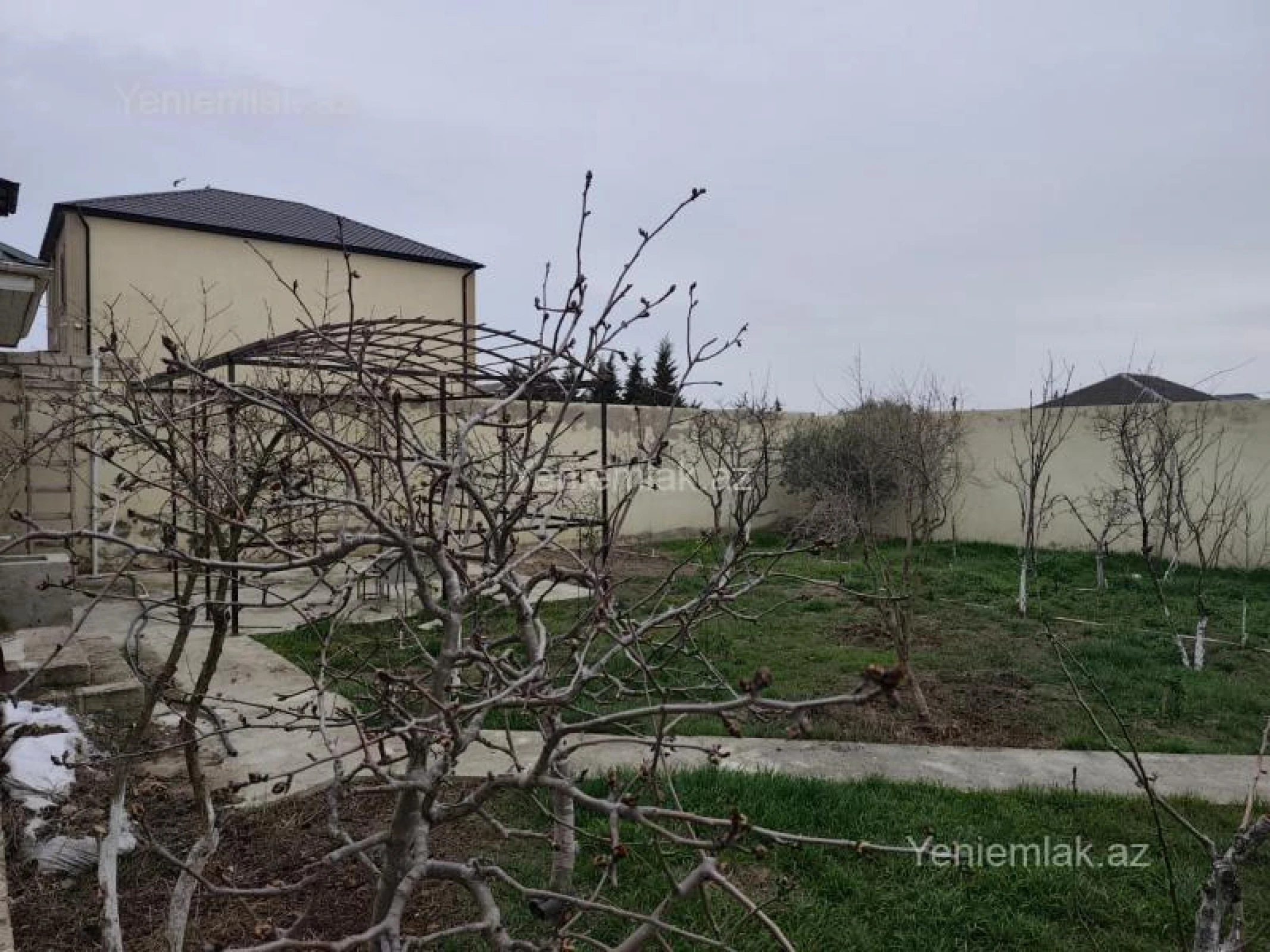 Satılır 9 otaqlı həyət evi 450 m²