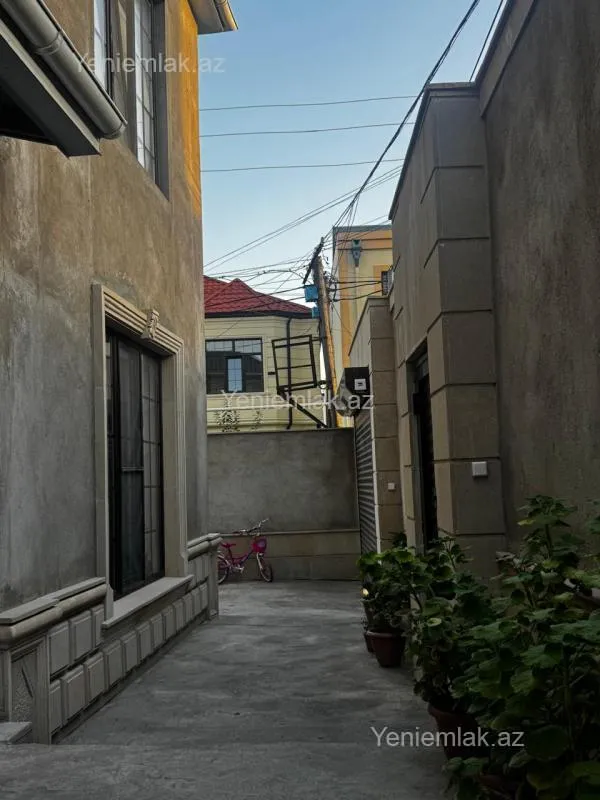 Satılır 5 otaqlı həyət evi 180 m²