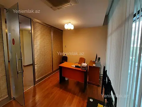 Satılır 5 otaqlı ofis 220 m²
