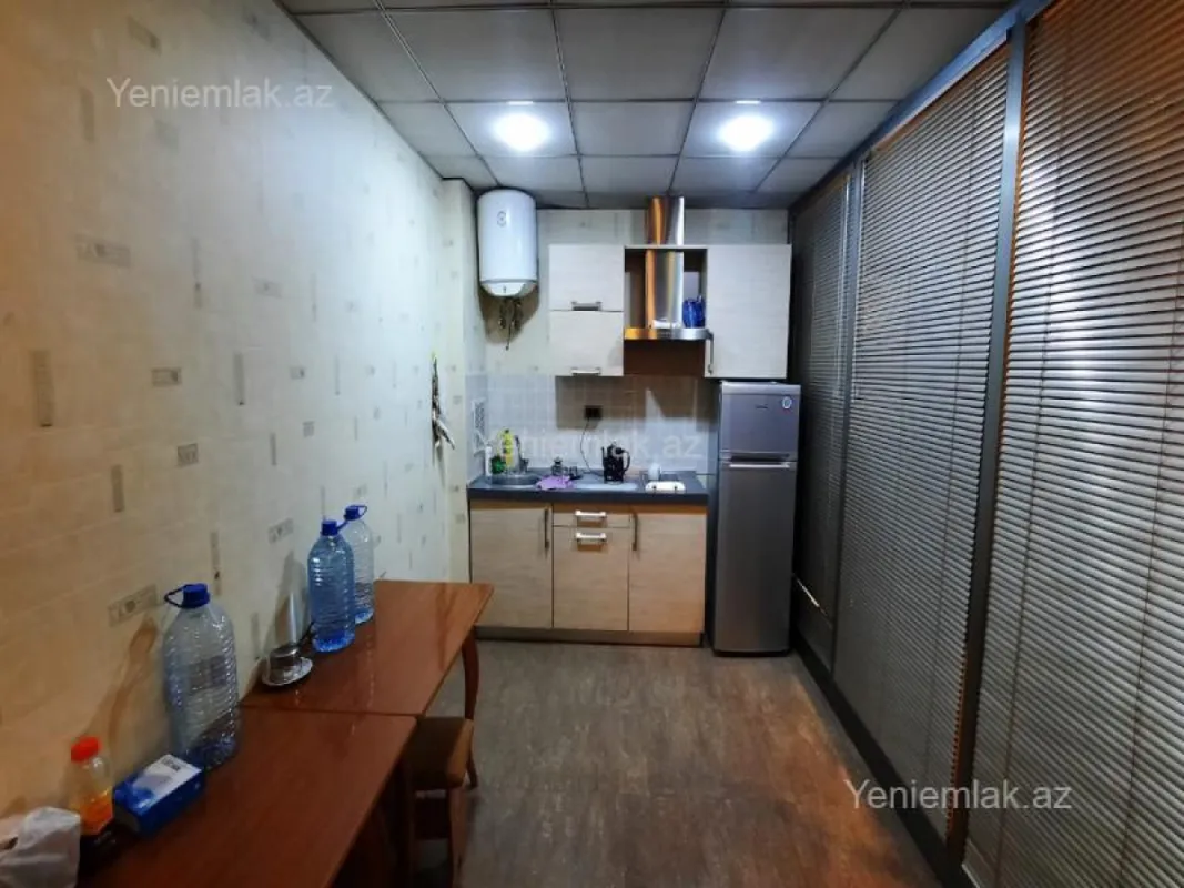 Satılır 5 otaqlı ofis 220 m²