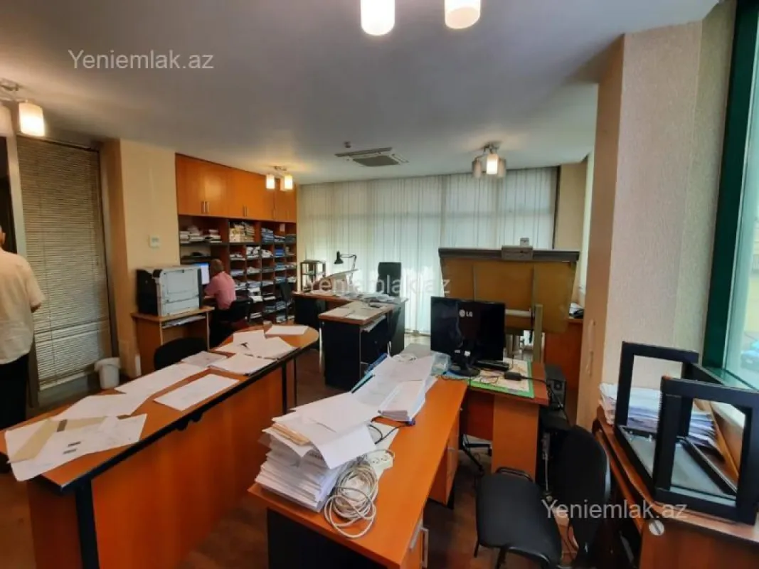 Satılır 5 otaqlı ofis 220 m²