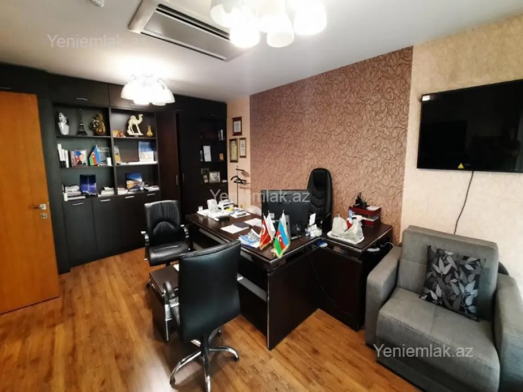 Satılır 5 otaqlı ofis 220 m²