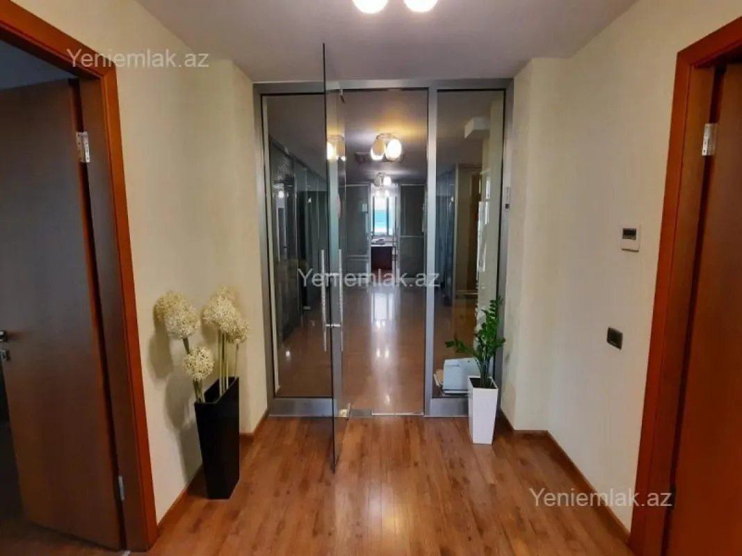 Satılır 5 otaqlı ofis 220 m²