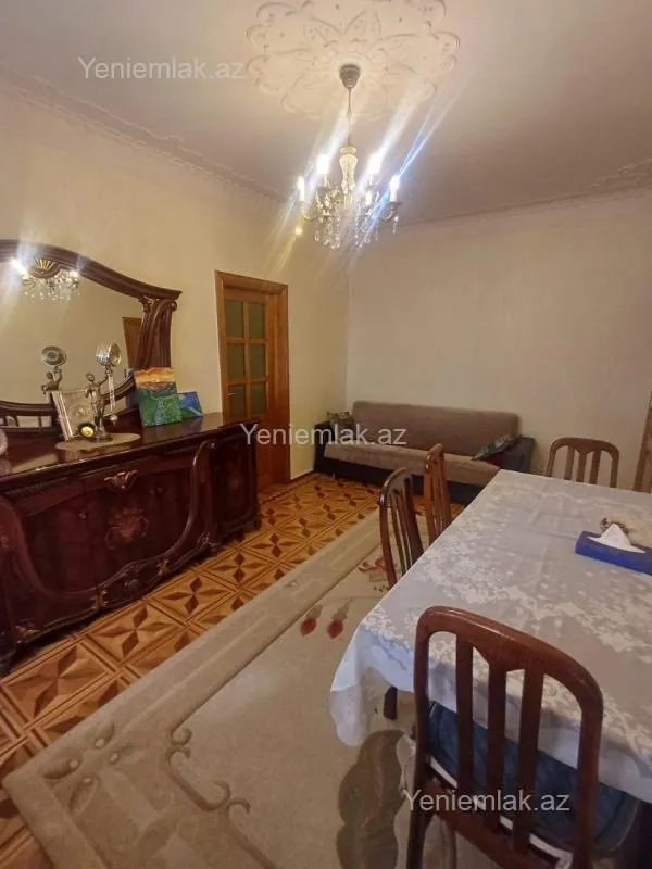Satılır 4 otaqlı köhnə tikili 130 m²