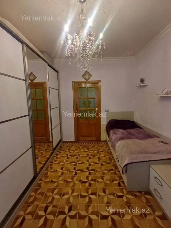 Satılır 4 otaqlı köhnə tikili 130 m²