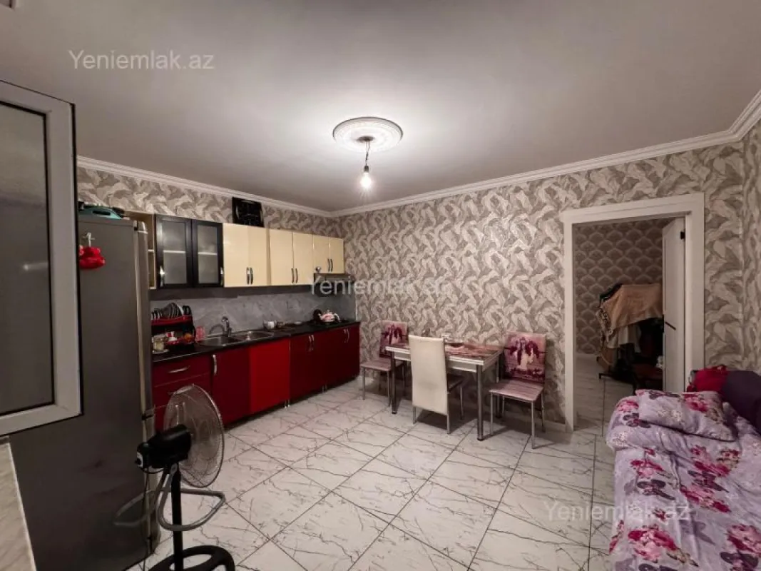 Satılır 8 otaqlı həyət evi 240 m²