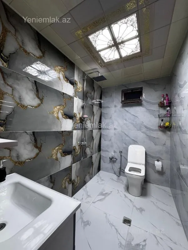 Satılır 8 otaqlı həyət evi 240 m²