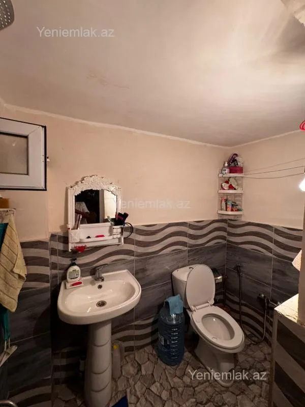 Satılır 8 otaqlı həyət evi 240 m²