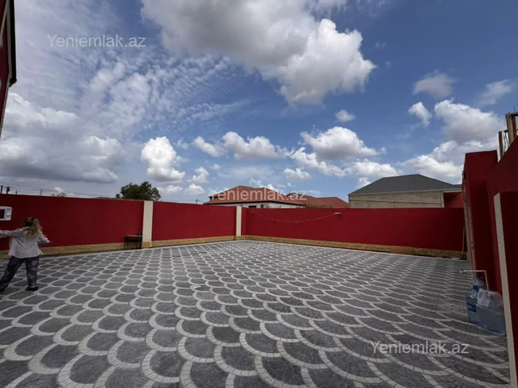 Satılır 8 otaqlı həyət evi 240 m²