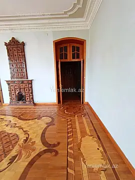 Satılır 4 otaqlı köhnə tikili 180 m²