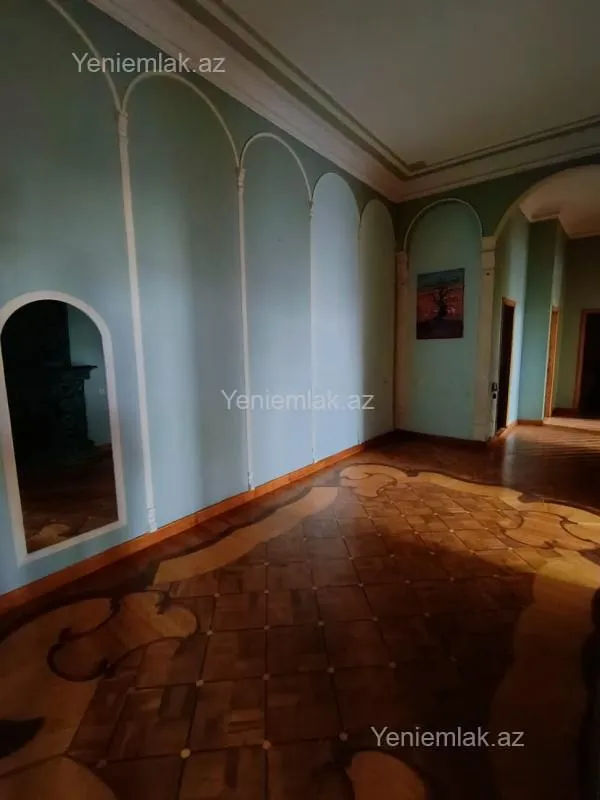 Satılır 4 otaqlı köhnə tikili 180 m²