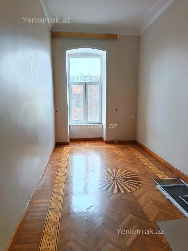 Satılır 4 otaqlı köhnə tikili 180 m²