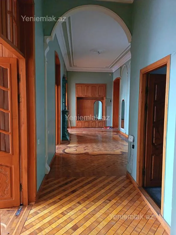 Satılır 4 otaqlı köhnə tikili 180 m²